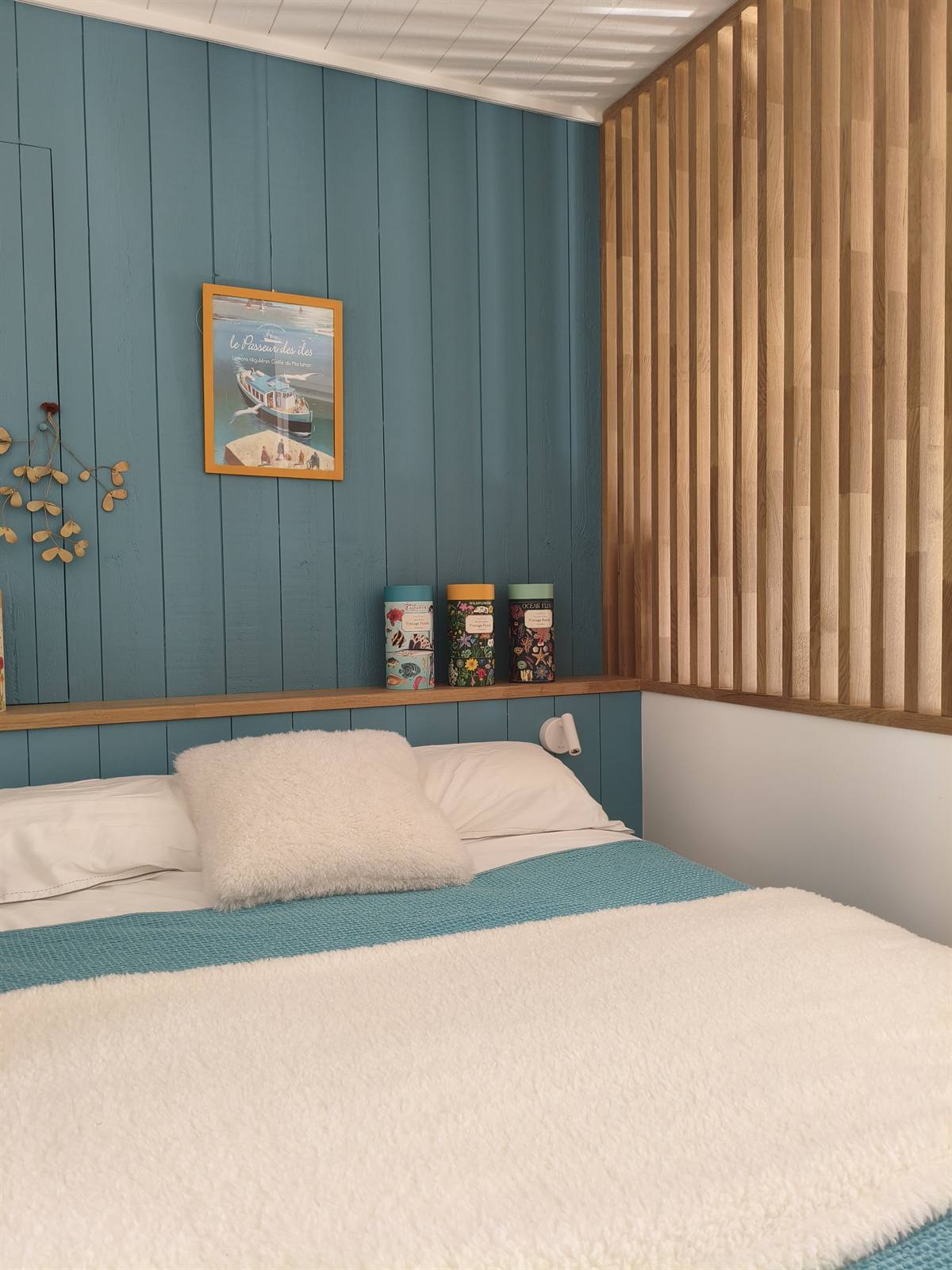 Tête de lit en lambris bleu canard, étagère en bois et claustra en chêne