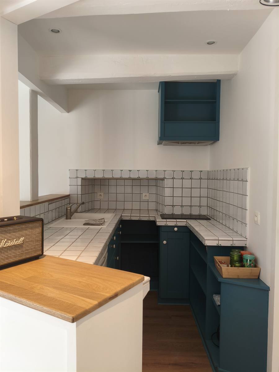 Après : kitchenette repeinte en bleu canard et plan de travail en bois