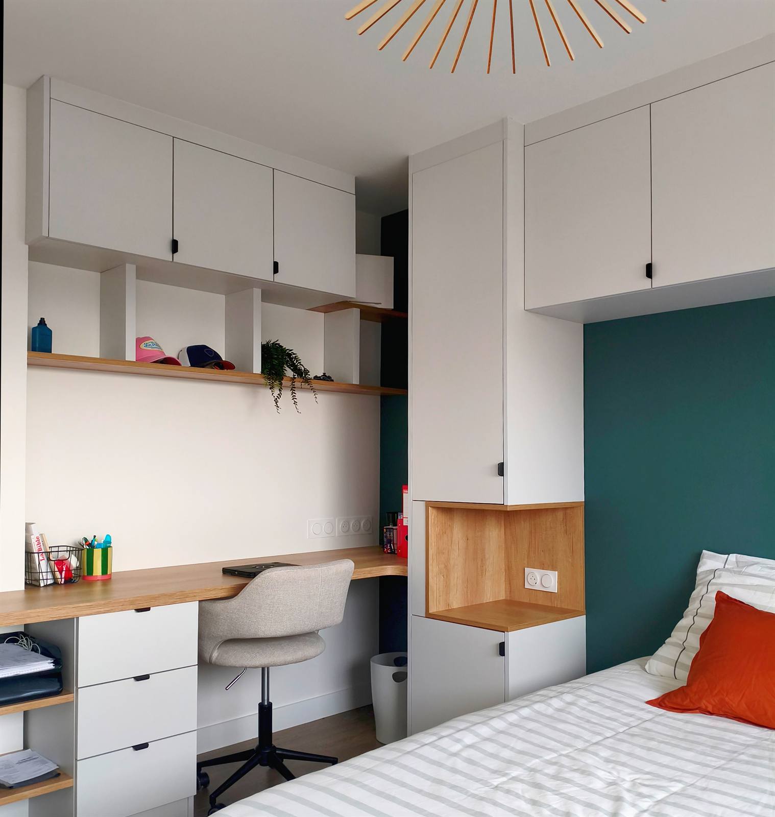 Chambre d'ado sur mesure : bureau sous niches, colonnes de rangement et mur vert sapin derrière le lit