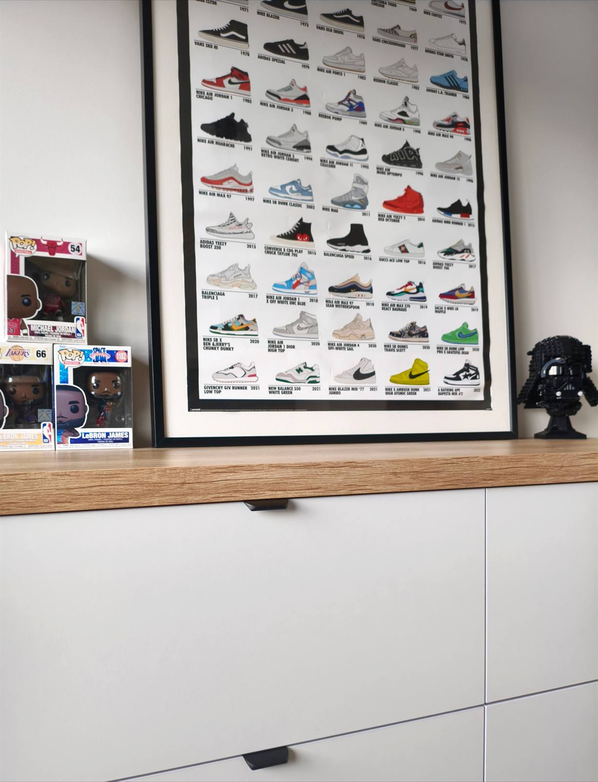 Détail du plateau en chêne, de l'affiche de baskets et des figurines