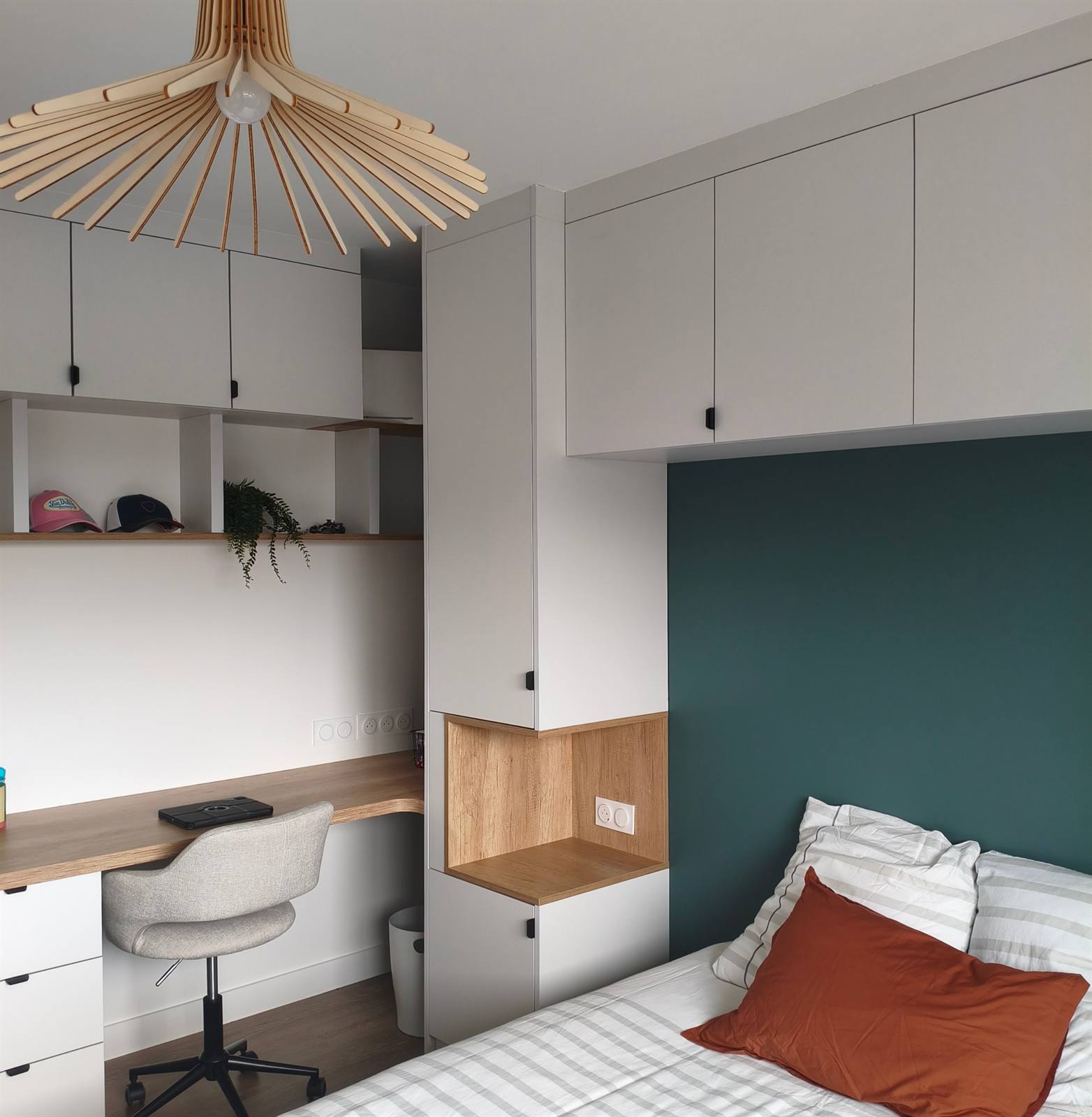 Bureau intégré en chêne, étagères ouvertes et niche en bois servant de chevet