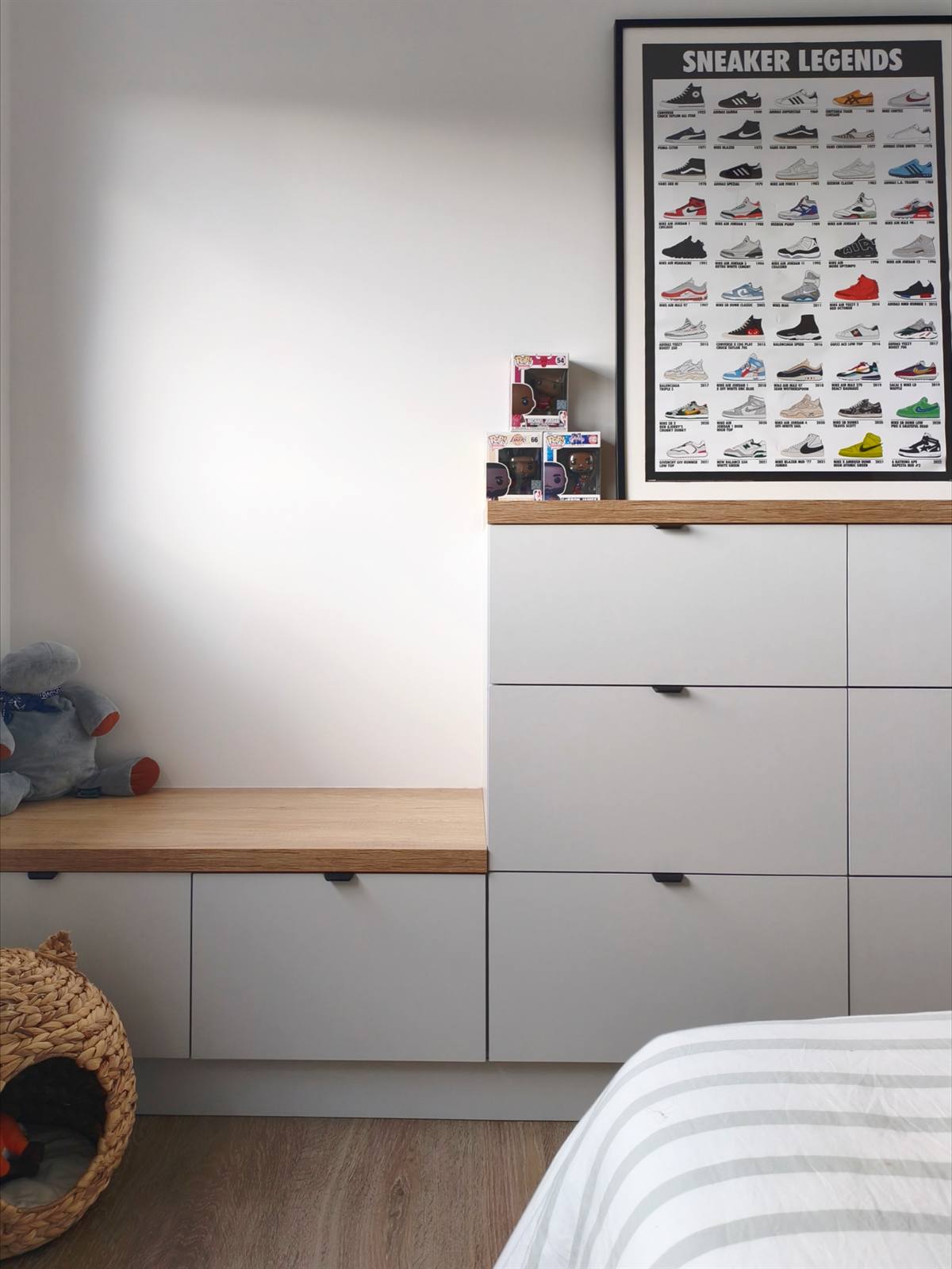 Commode sur mesure à grands tiroirs et banc en chêne sous la fenêtre