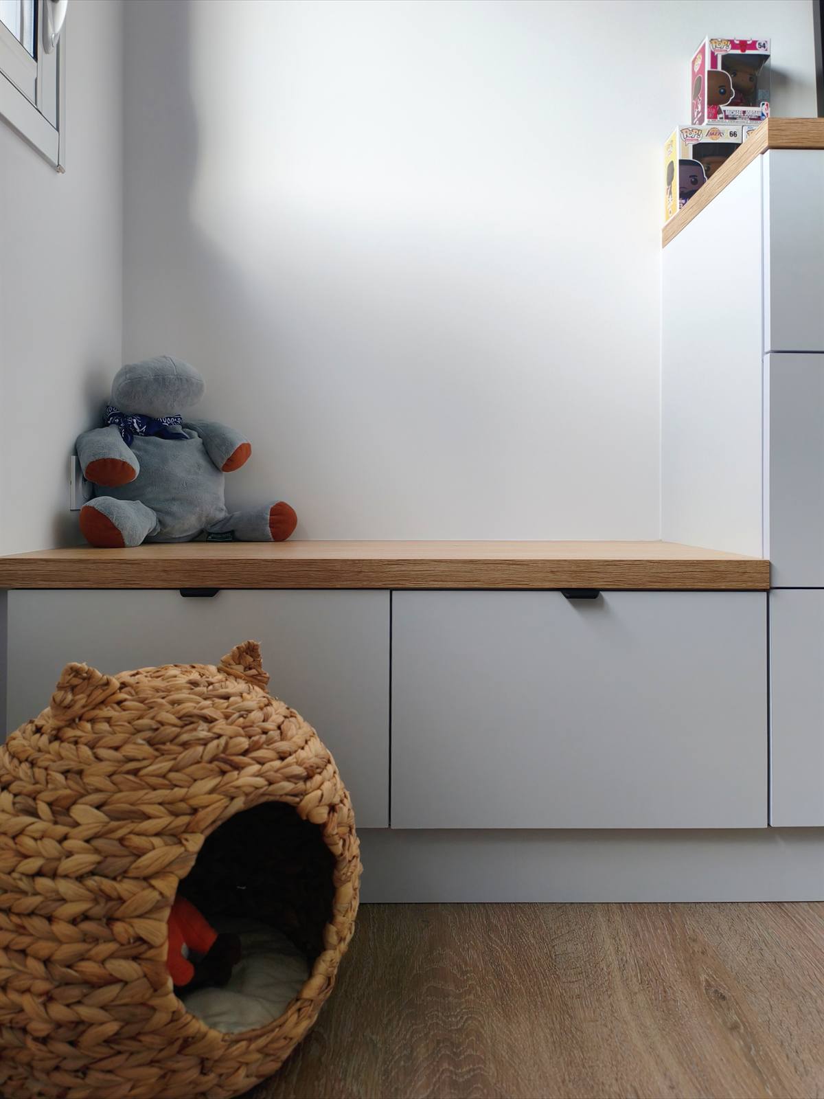 Banc bas en chêne sur tiroirs blancs, panier en osier en forme de chat