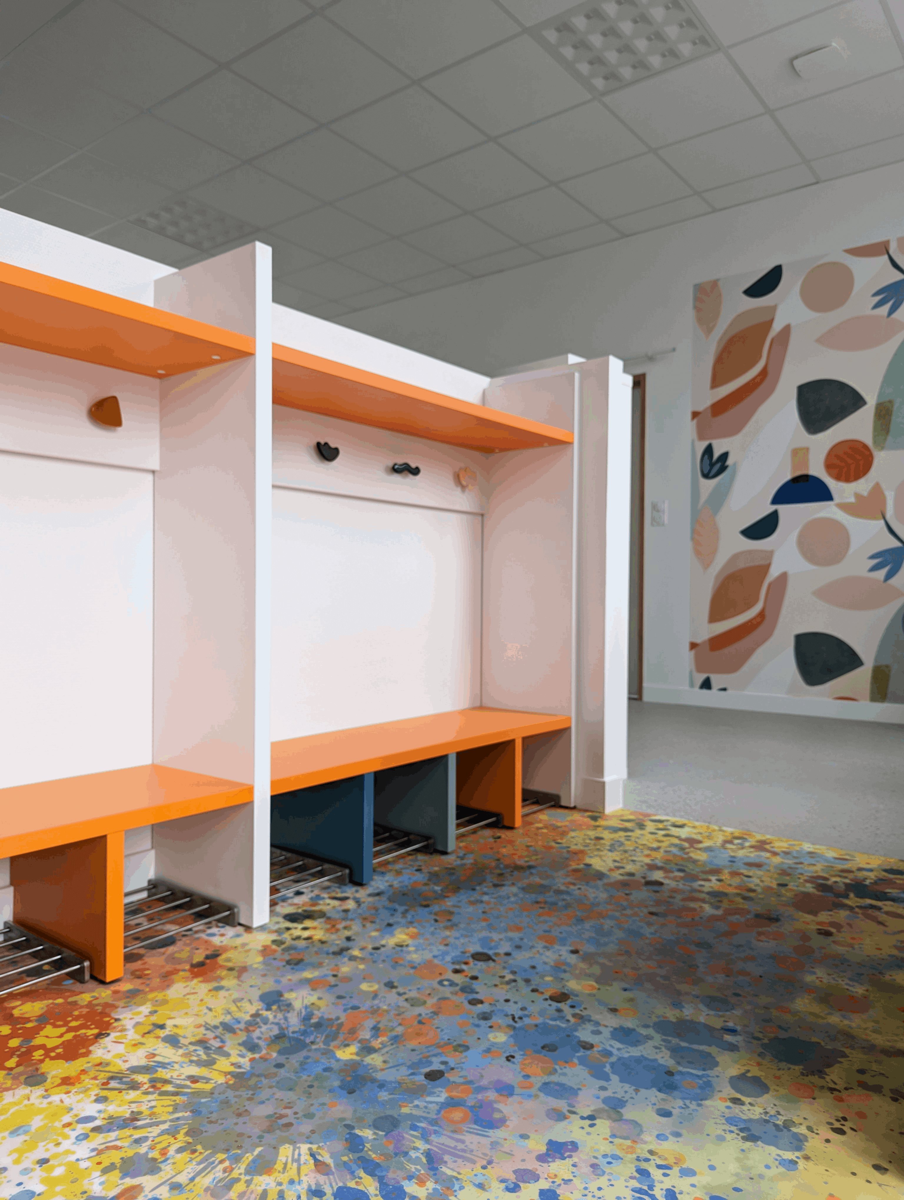 Vestiaires blancs et orange sur mesure, avec bancs intégrés et casiers à chaussures grillagés