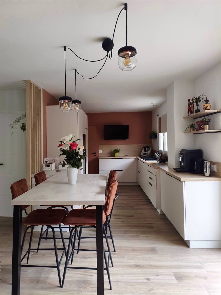 Après : table à manger ouverte sur la cuisine, parquet et suspensions en verre