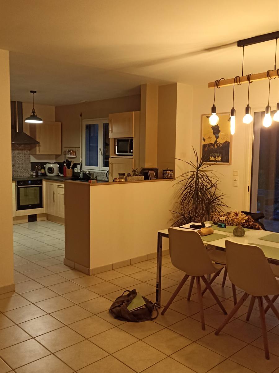 Avant : salle à manger carrelée et cuisine séparée par un bar