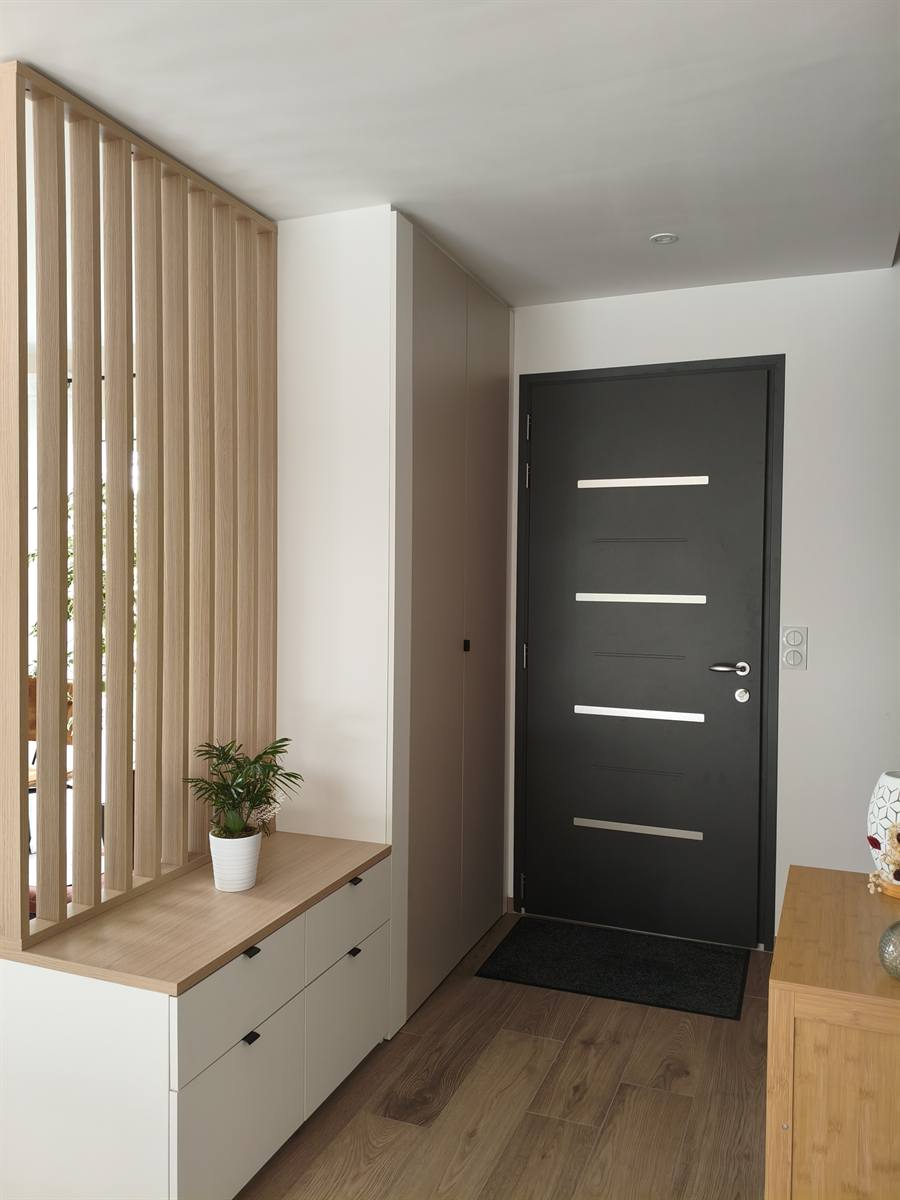 Après : claustra en bois, banc à tiroirs sur mesure et porte d'entrée anthracite