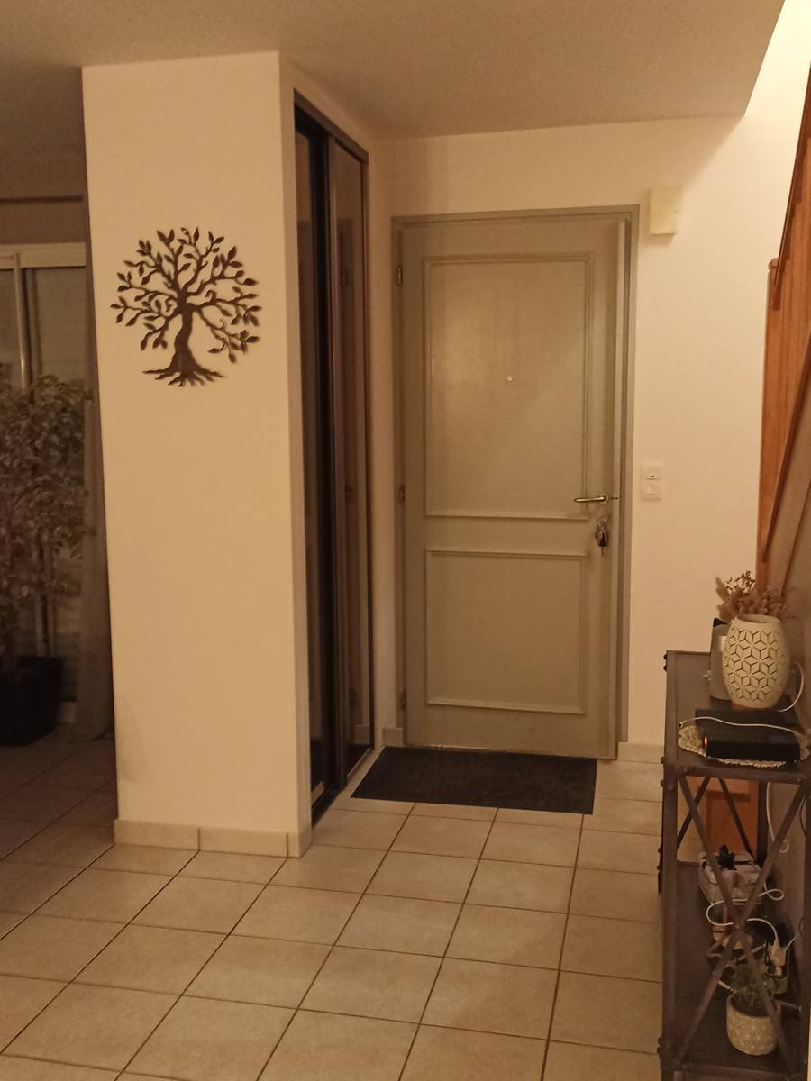 Avant : entrée carrelée, porte en bois et aucun rangement