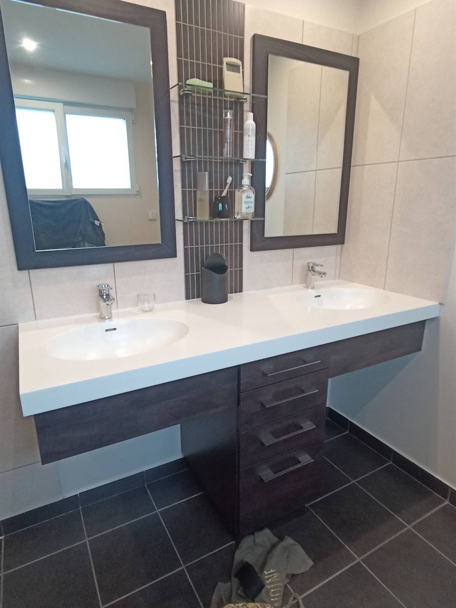Avant : double vasque blanche, miroirs à cadre brun et faïence beige