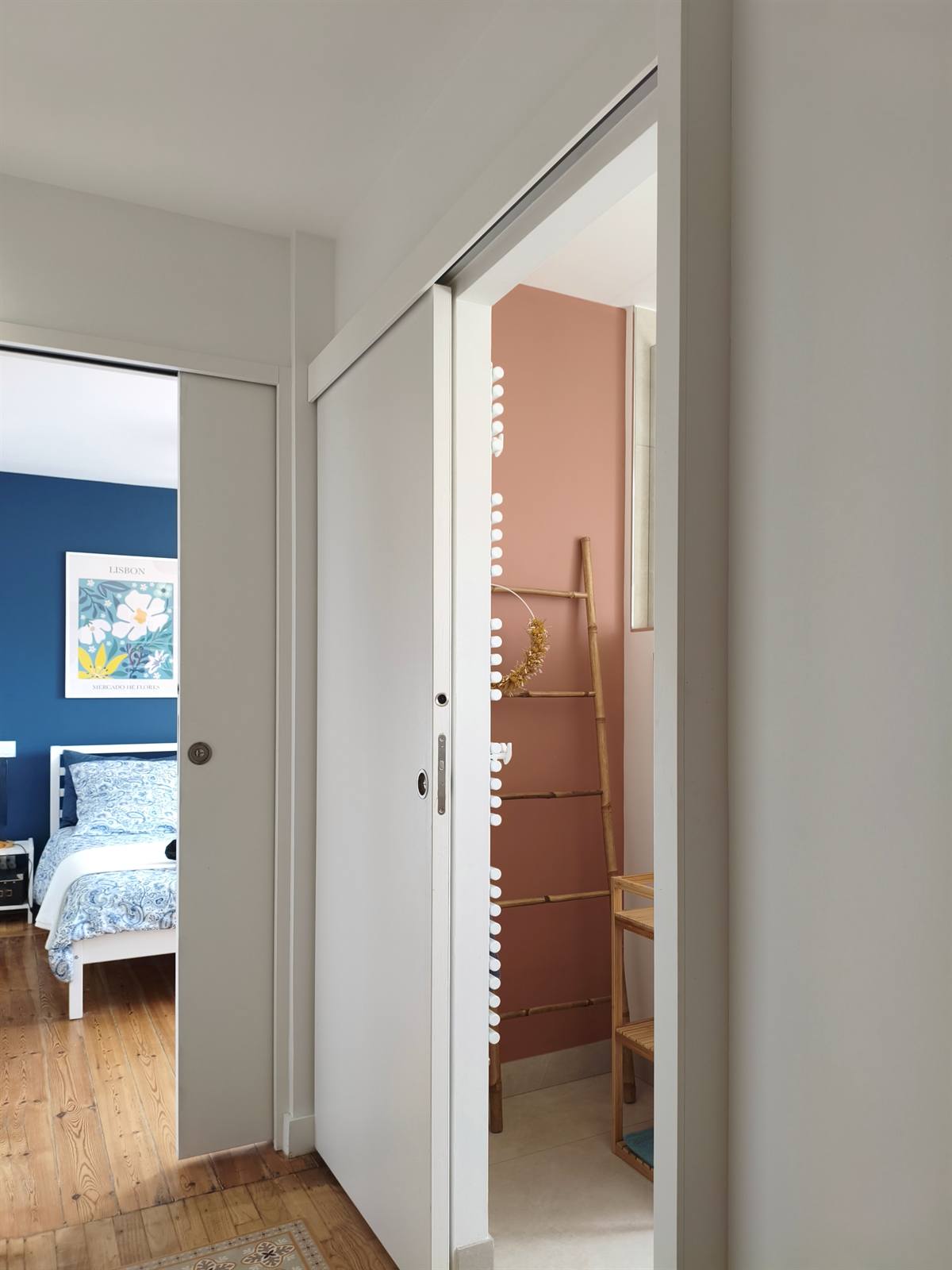 Portes coulissantes entre la chambre et la salle de bains au mur rose poudré