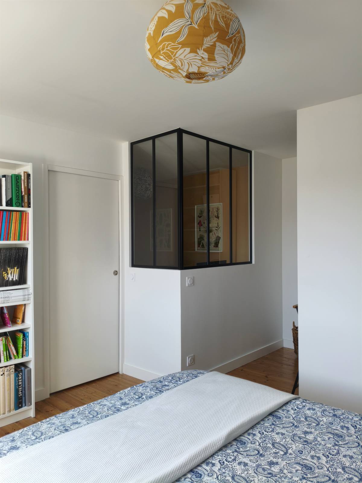 Depuis le lit : bibliothèque, porte et verrière de l'espace bureau