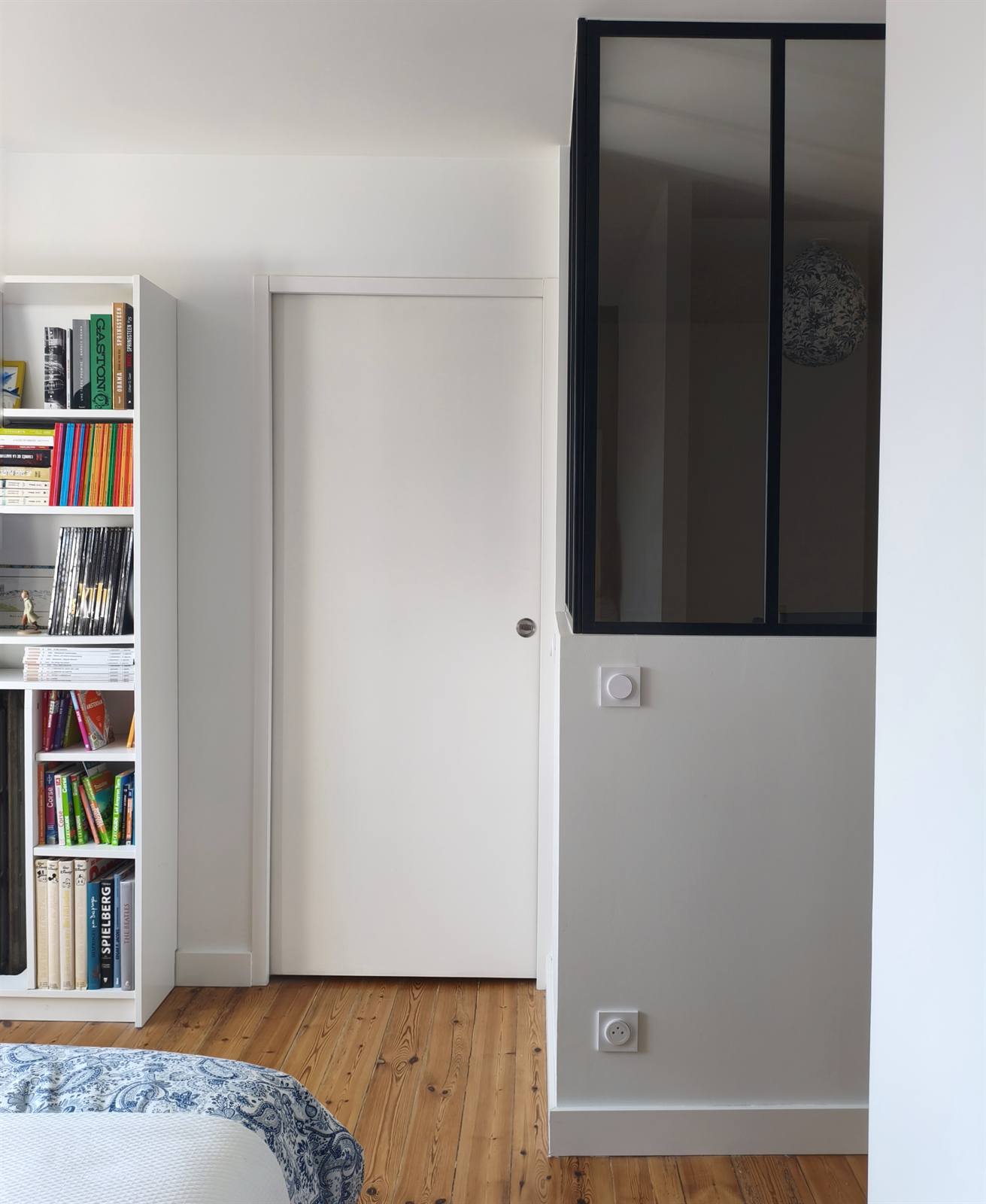 Verrière d'atelier au-dessus de la cloison du bureau, à côté de la bibliothèque