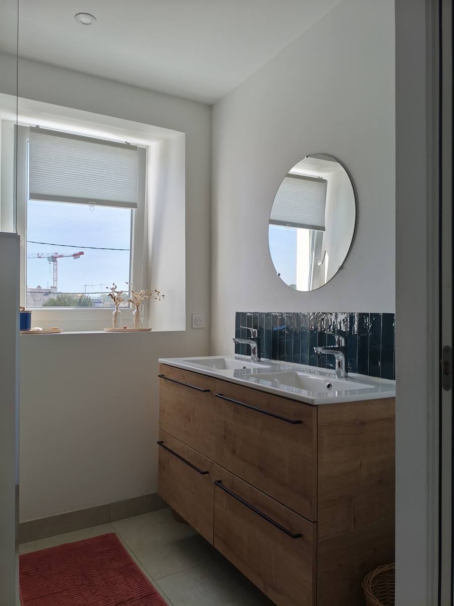 Après : salle de bains rénovée, meuble double vasque en chêne et zellige bleu canard