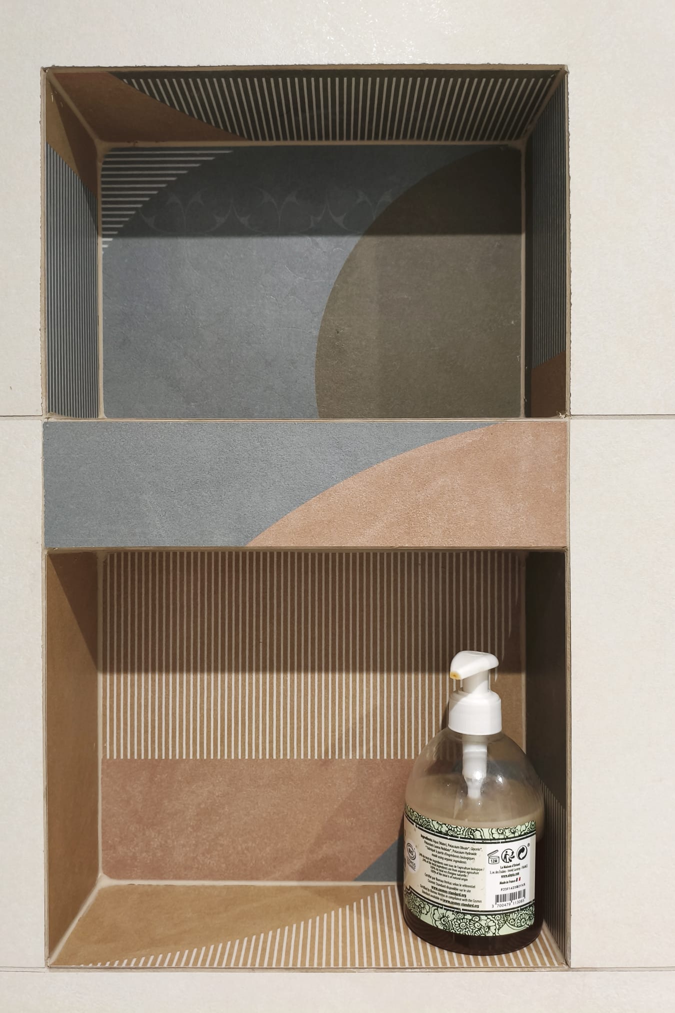 Niche de douche carrelée à motifs géométriques