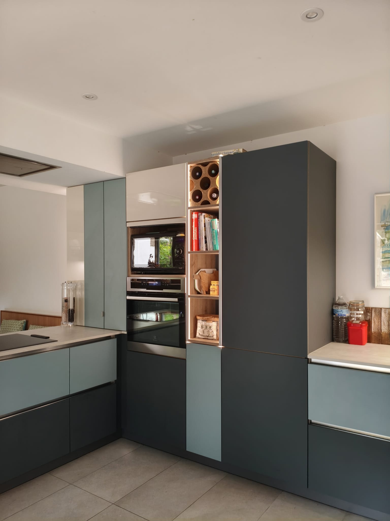 Colonnes four et micro-ondes, niches en bois avec range-bouteilles et façades bicolores