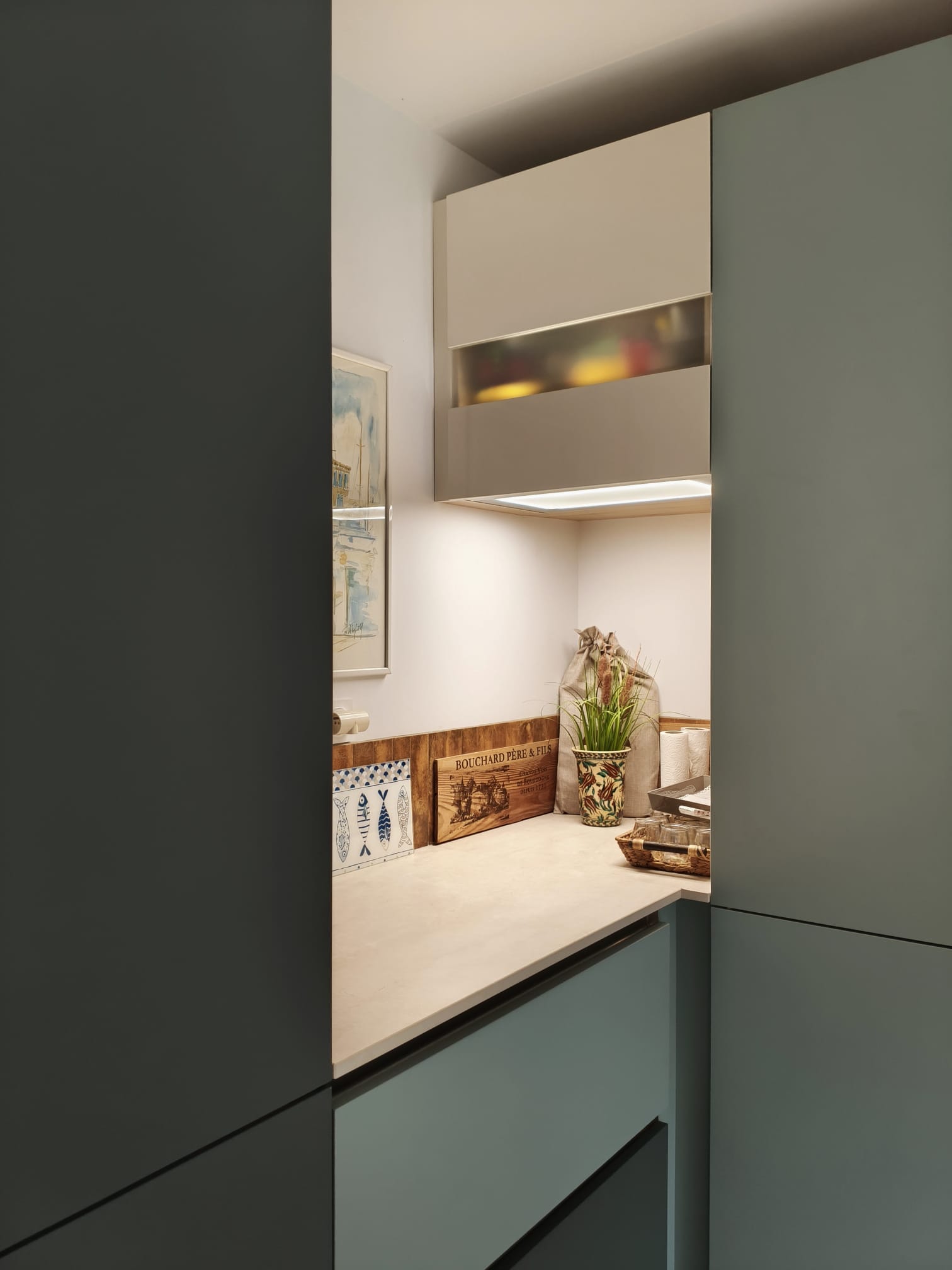 Détail des façades anthracite et vert sauge, meuble haut vitré et éclairé