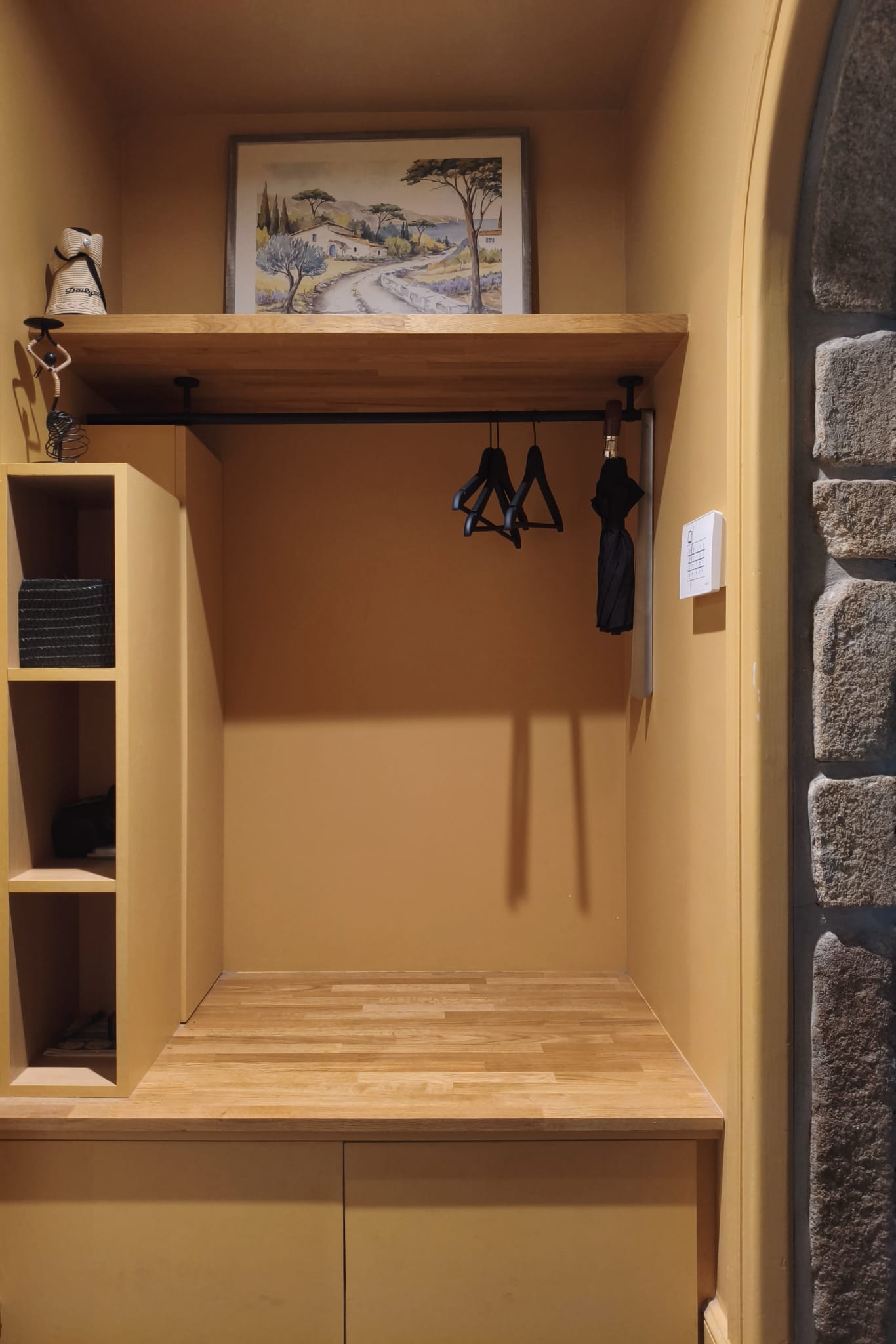 Niche d'entrée ocre sur mesure : penderie, étagères et banc en bois