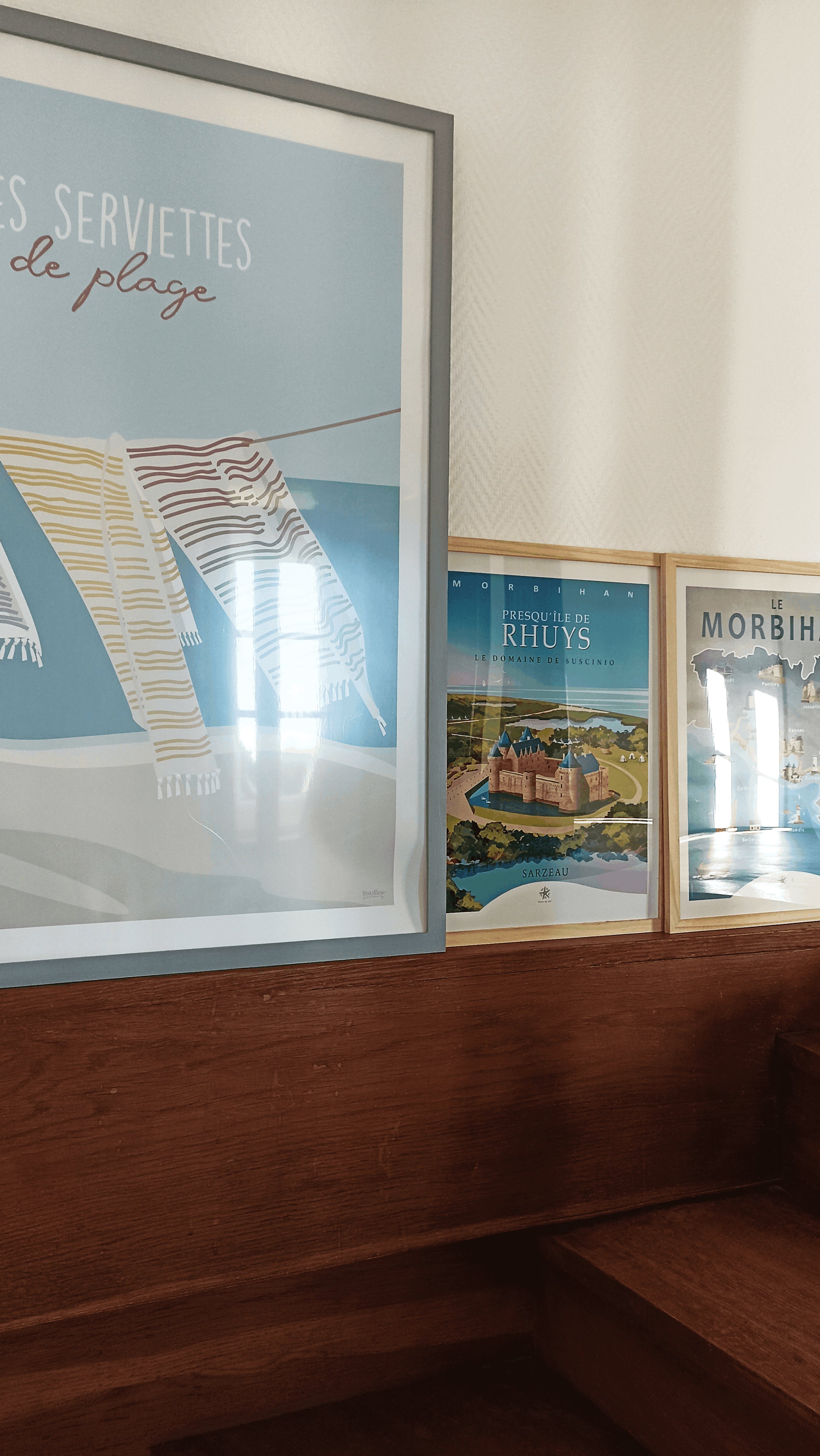 Affiches bord de mer posées sur les marches en bois de l'escalier