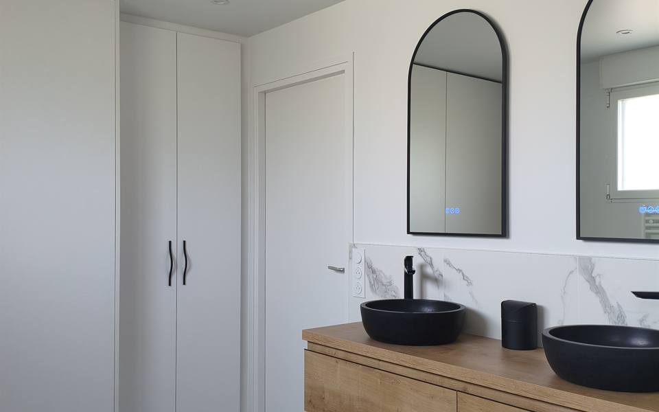 Salle de bain parentale et buanderie rénovées à l'Île de Groix